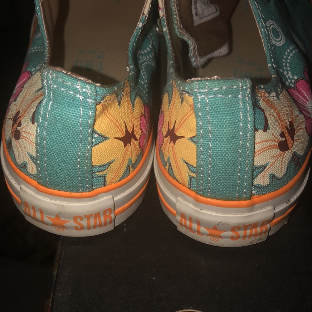 Women’s size 6 Lowtop Converse sneakers - Picture 3 of 4